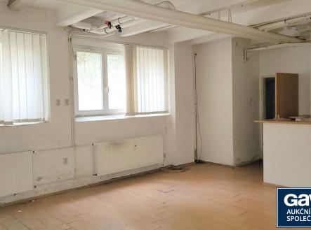 První místnost vlevo - pohled k oknům | Prodej - kanceláře, 129 m²