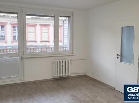 Obývací pokoj - pohled k lodžii | Pronájem bytu, 3+1, 77 m²