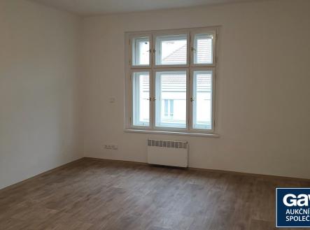 Pokoj - pohled k oknu | Pronájem bytu, 1+kk, 27 m²