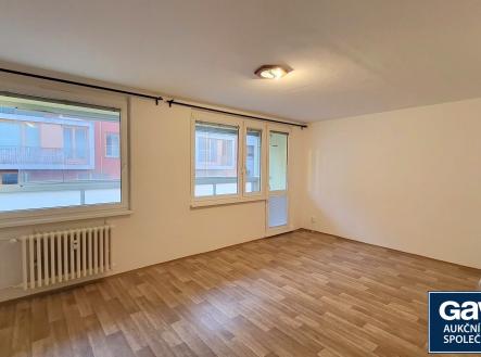 Pokoj - pohled k oknům | Pronájem bytu, 1+kk, 40 m²