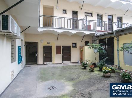 dvůr se vstupem do jednotky - pravé jnědé dveře | Prodej - komerční objekt, sklad, 49 m²