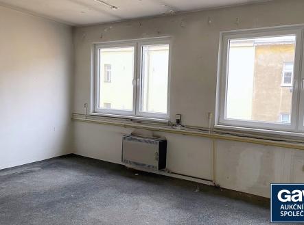druhá kancelář zprava - pohled k oknu | Prodej - kanceláře, 187 m²
