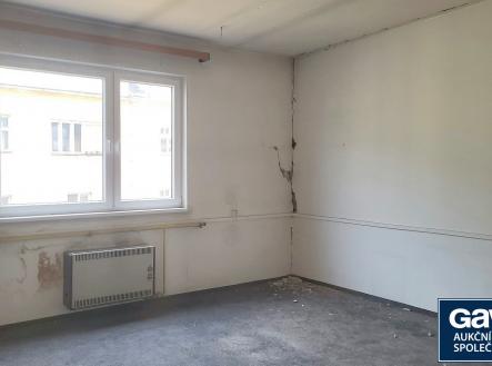 kancelář vpravo - pohled k oknu a statické poruše | Prodej - kanceláře, 187 m²