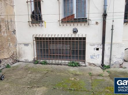 okno pravé místnosti - pohled ze dvorku | Prodej - komerční objekt, sklad, 65 m²