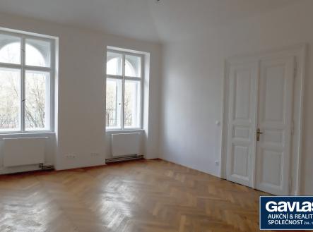 Větší ložnice - pohled k oknu a vstupu | Pronájem bytu, 4+kk, 126 m²