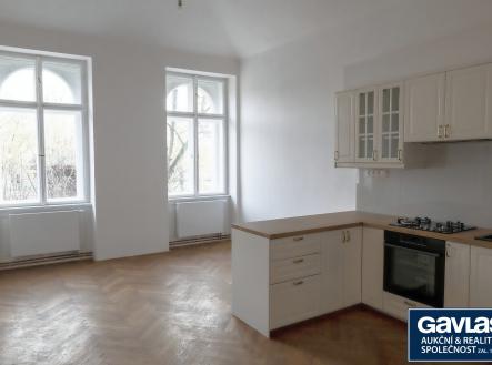 Obývací pokoj s kk - pohled k oknům | Pronájem bytu, 4+kk, 126 m²