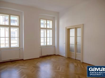 levá ložnice - pohled k oknům | Pronájem bytu, 3+kk, 88 m²