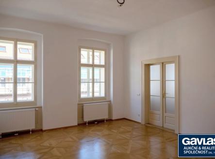 obývací pokoj - ke vstupu do pravé ložnice | Pronájem bytu, 4+1, 123 m²