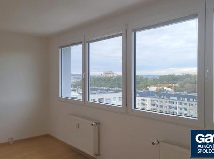 menší ateliér - pohled k oknům | Prodej - kanceláře, 72 m²