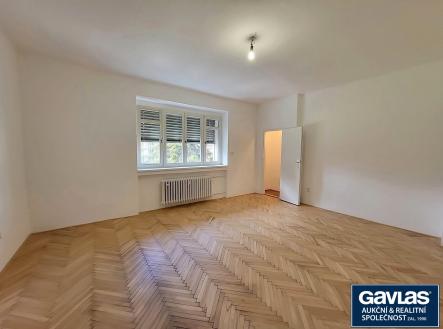 Pokoj - pohled k oknu a spíži | Pronájem bytu, 1+kk, 35 m²