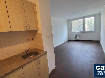 Pohled z k. koutu k oknu | Pronájem bytu, 2+kk, 45 m²