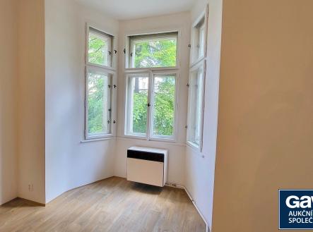 Obývací pokoj - pohled k oknům | Pronájem bytu, 2+kk, 55 m²