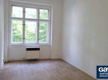 Ložnice - pohled k oknu | Pronájem bytu, 2+kk, 55 m²