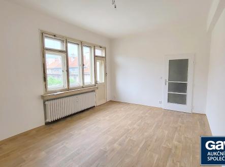 Obývák - pohled k oknu a dveřím | Pronájem bytu, 2+1, 62 m²