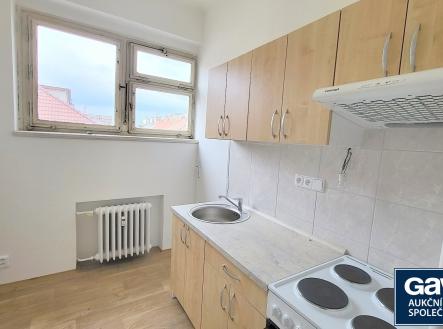 Kuchyň - pohled k oknu | Pronájem bytu, 2+1, 62 m²