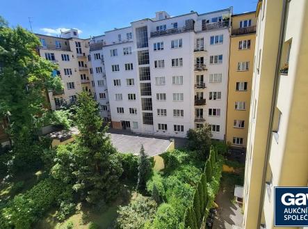 Výhled do vnitrobloku | Pronájem bytu, 1+1, 51 m²
