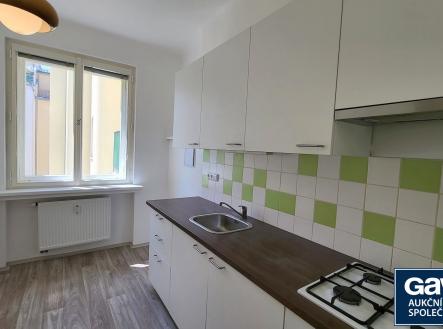 Kuchyň - pohled k oknu | Pronájem bytu, 1+1, 51 m²