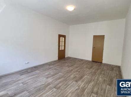 Obývák - ppohled ke dveřím do předsíně a koupelny | Pronájem bytu, 1+1, 51 m²