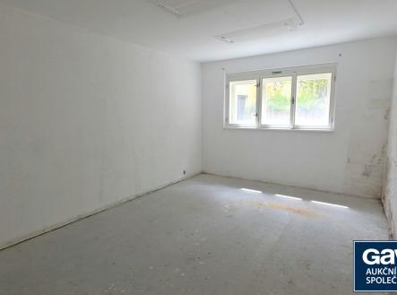 Místnost - pohled k oknu | Prodej - kanceláře, 26 m²