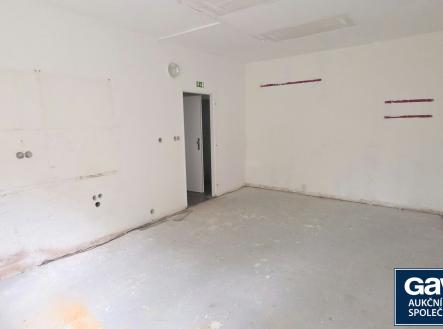 Místnost - pohled od okna | Prodej - kanceláře, 26 m²