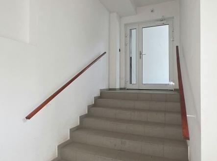 Schody do přízemí | Prodej - komerční objekt, sklad, 18 m²