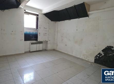 Dílna - pohled k oknu | Prodej - kanceláře, 30 m²