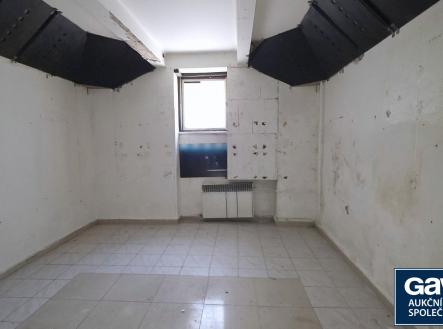 Dílna - pohled k oknu od sociálního zázemí | Prodej - kanceláře, 30 m²