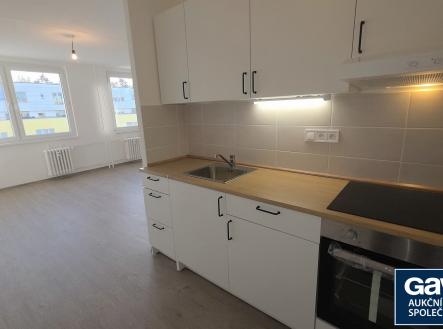 Kuchyňský kout - pohled k oknu | Pronájem bytu, 1+kk, 36 m²