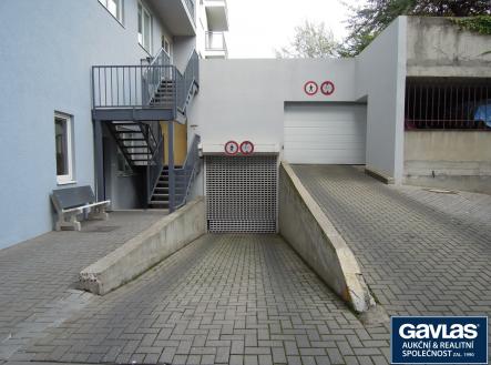 vjezd do garáží  | Pronájem - malý objekt/garáž