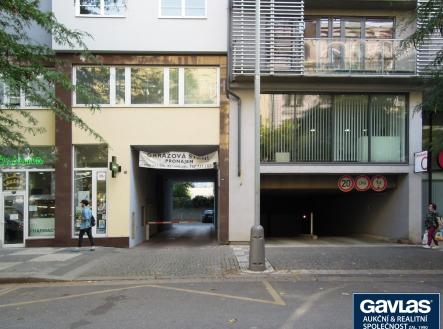 vjezd do garáží | Pronájem - malý objekt/garáž