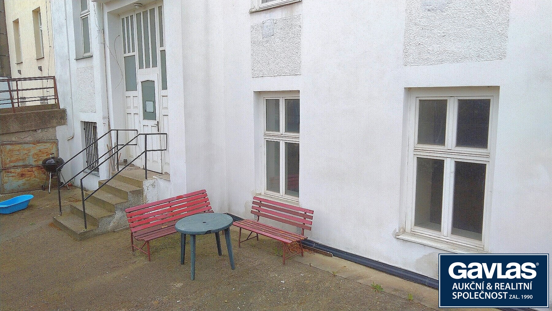 Dvorek a okna do jednotky