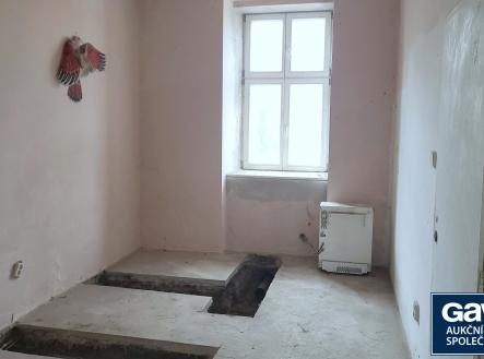 levá kanelář - pohled k oknu | Prodej bytu, 2+kk, 45 m²