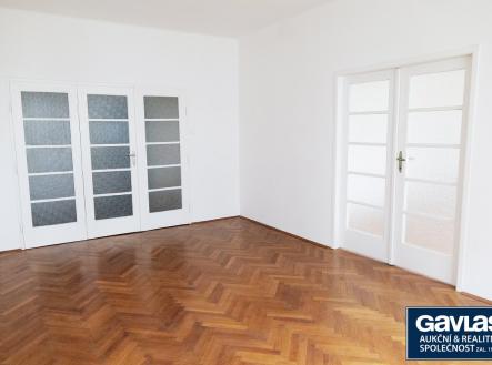Obývací pokoj - pohled od okna | Pronájem bytu, 3+1, 110 m²