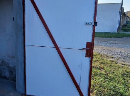 Garáž - pravé křídlo vrat | Pronájem - malý objekt/garáž
