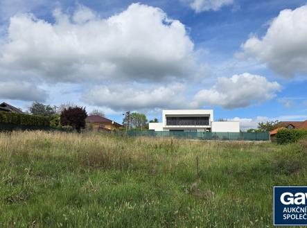 pohled od ulice | Prodej - pozemek pro bydlení, 1 266 m²