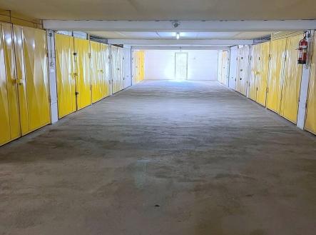 1. patro s garážemi | Pronájem - malý objekt/garáž