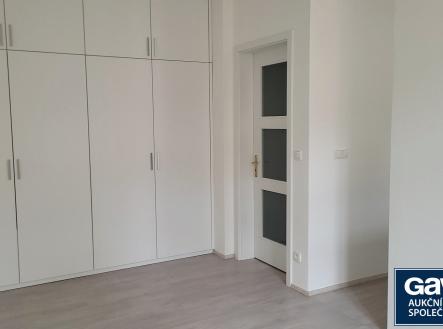 Pokoj - pohled ke vstupu z předsíně a do kuchyně | Pronájem bytu, 1+1, 41 m²