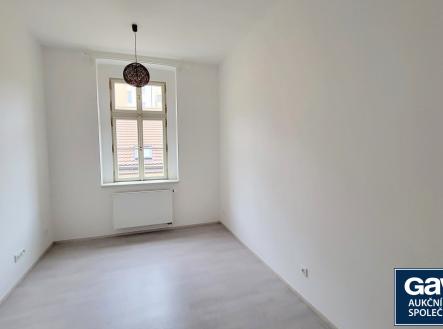 Pokoj - pohled k oknu | Pronájem bytu, 1+1, 41 m²