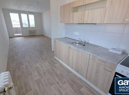 Pohled z kuchyňského koutu k oknu obýváku | Pronájem bytu, 3+kk, 73 m²