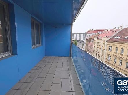 Lodžie - pohled na jih k Olšanskému nám. | Pronájem bytu, 2+1, 56 m²