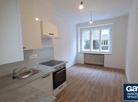 Kuchyň - pohled k oknu | Pronájem bytu, 2+1, 70 m²
