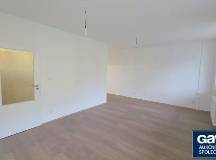 Pokoj - pohled od okna zprava | Pronájem bytu, 1+kk, 40 m²