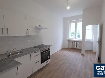 Kuchyň - pohled k oknu | Pronájem bytu, 1+1, 49 m²