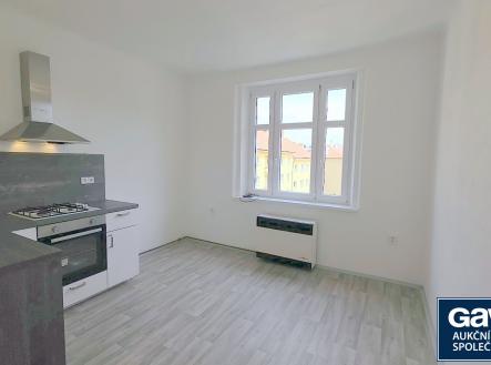 Pokoj - pohled k oknu | Pronájem bytu, 1+kk, 22 m²