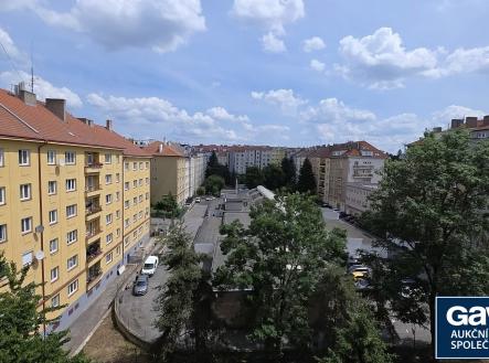 Výhled na východ do vnitrobloku | Pronájem bytu, 1+kk, 22 m²