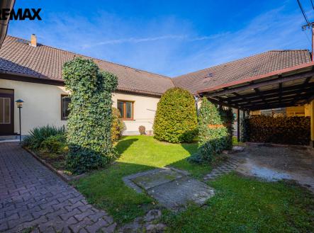 Dvorek s krytým parkovacím stáním | Prodej - dům/vila, 167 m²