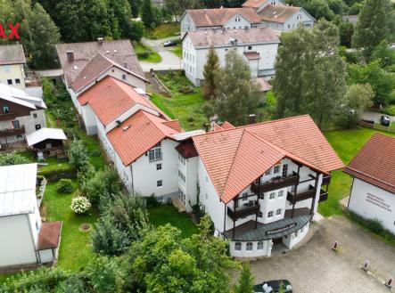 pohled-na-hotel-dron-2.jpg | Prodej - hotel, 1 493 m²