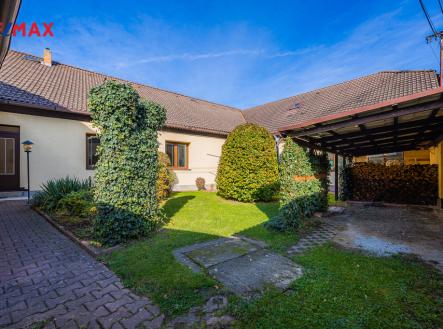 Dvorek s krytým parkovacím stáním | Prodej - nájemní dům, 336 m²