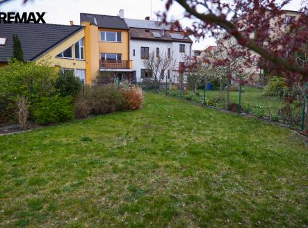 Pohled na zahradu a dům | Prodej - dům/vila, 138 m²