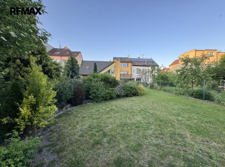 Pohled ze zahrady na zadní část domu | Prodej - dům/vila, 138 m²